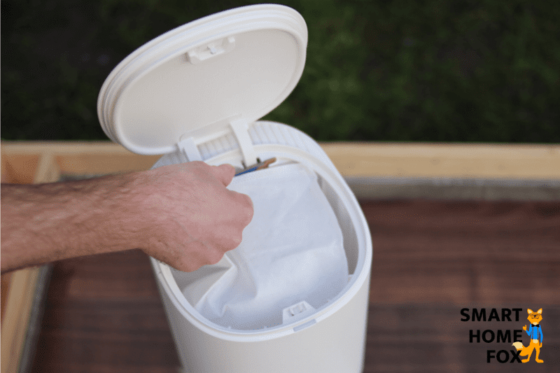 Der Staubbeutel in der Absaugstation des Ecovacs Deeboit OZMO N8 PRO+ wird gewechselt